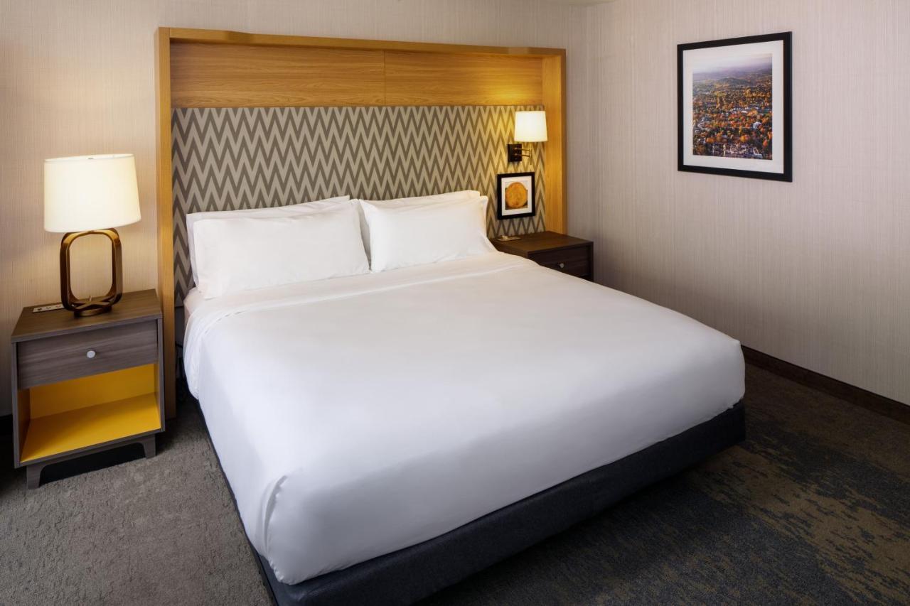 Holiday Inn Express & Suites Charlottesville By Ihg Екстериор снимка