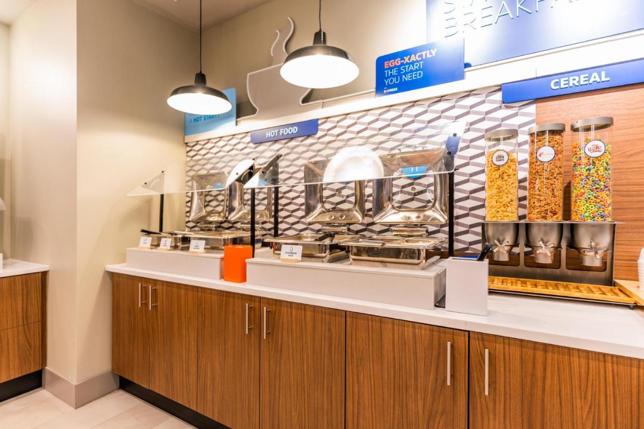 Holiday Inn Express & Suites Charlottesville By Ihg Екстериор снимка