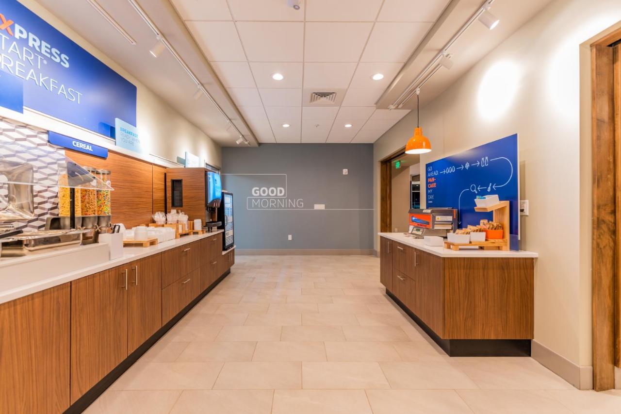 Holiday Inn Express & Suites Charlottesville By Ihg Екстериор снимка