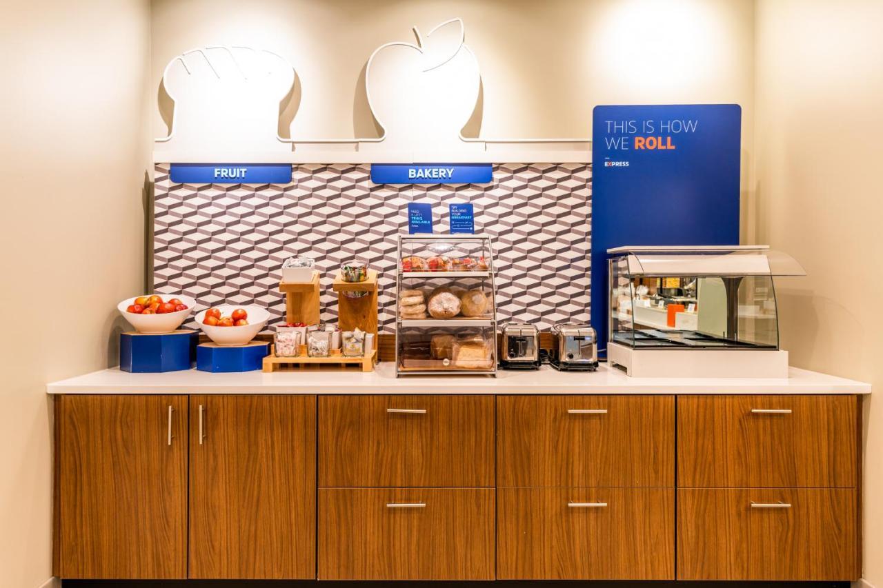 Holiday Inn Express & Suites Charlottesville By Ihg Екстериор снимка