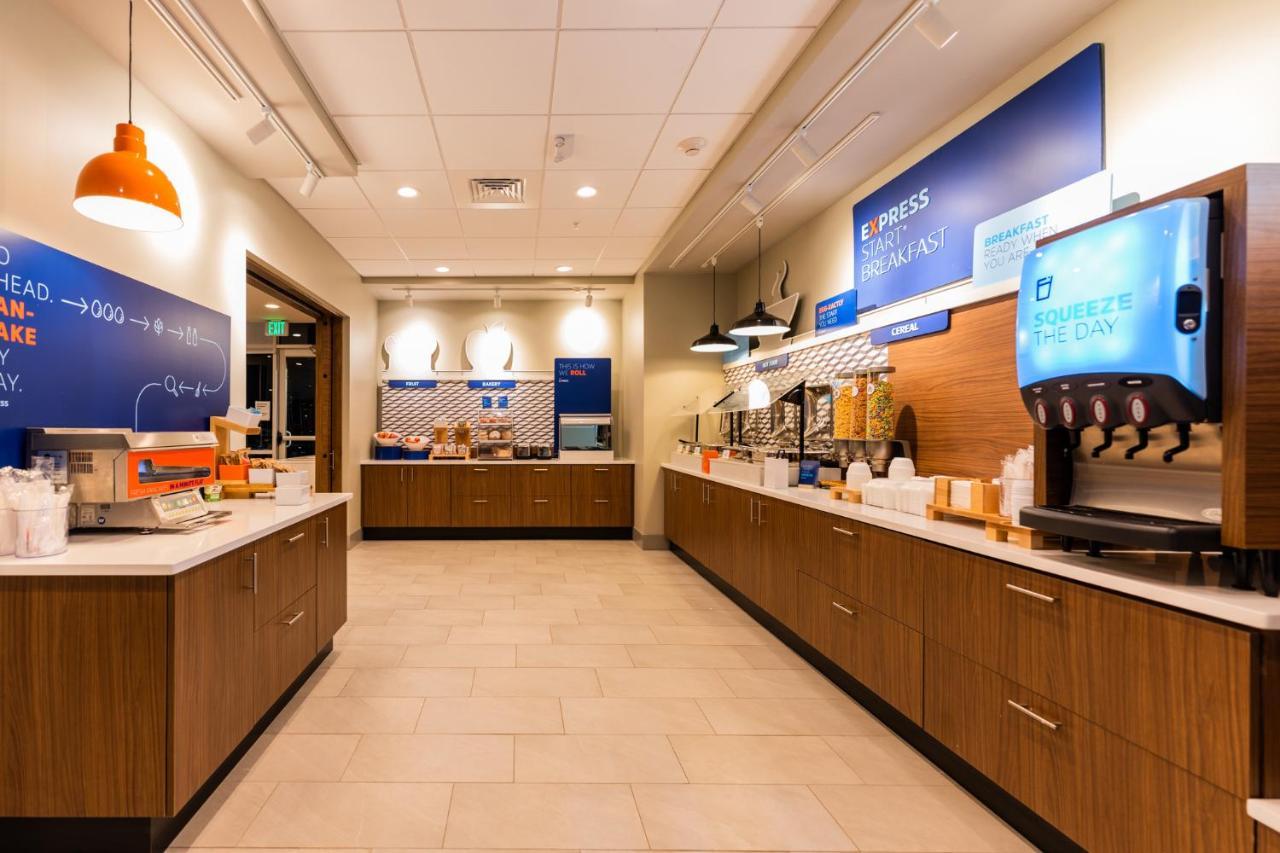 Holiday Inn Express & Suites Charlottesville By Ihg Екстериор снимка