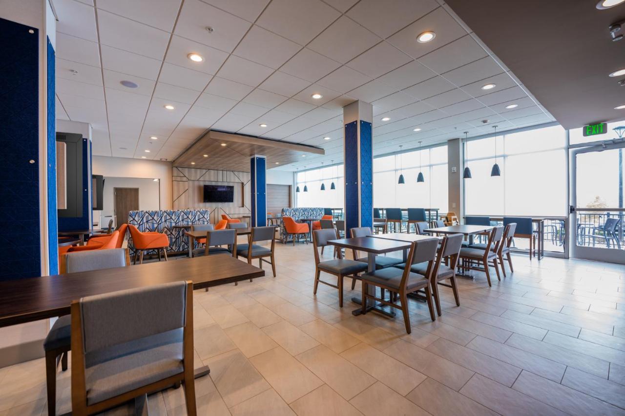 Holiday Inn Express & Suites Charlottesville By Ihg Екстериор снимка
